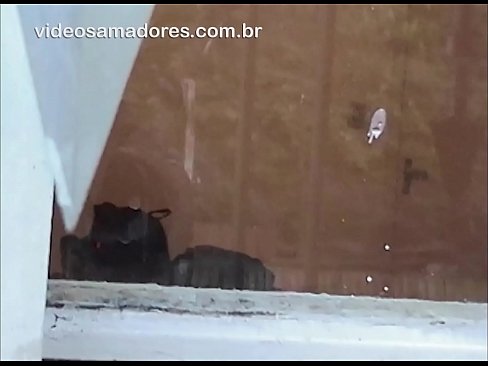 ❤️ Home cachondo mirando á súa moza con outro mozo, gravando un vídeo de carallo sen molestar á parella ☑ Porno na pornografía gl.online4sex.ru ️❤